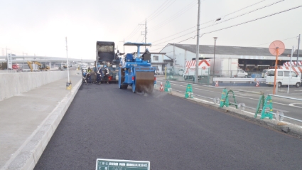 長年の道路工事における経験を生かし、オクムラグループとしてさらなる受注拡大、新技術の開発を目指して「（株）オクムラ道路」を設立。